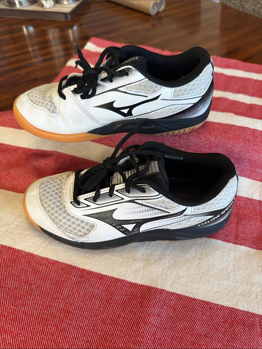 Mizuno Women’s Cyclone Speed 5 Volleyball Shoe White/Black Sz 6.5
